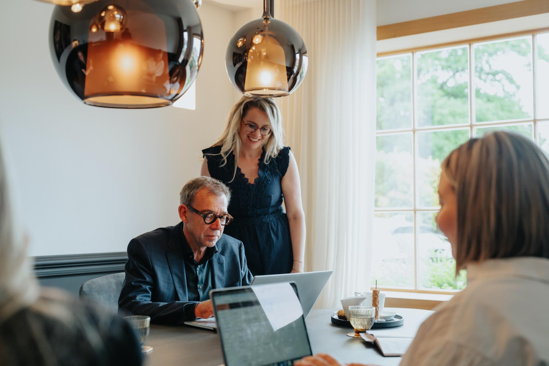 Werkoverleg bij Ingentia Advocaten met laptops aan tafel